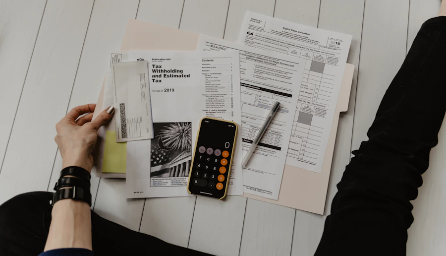 Mesa com calculadora e relatórios contábeis impressos